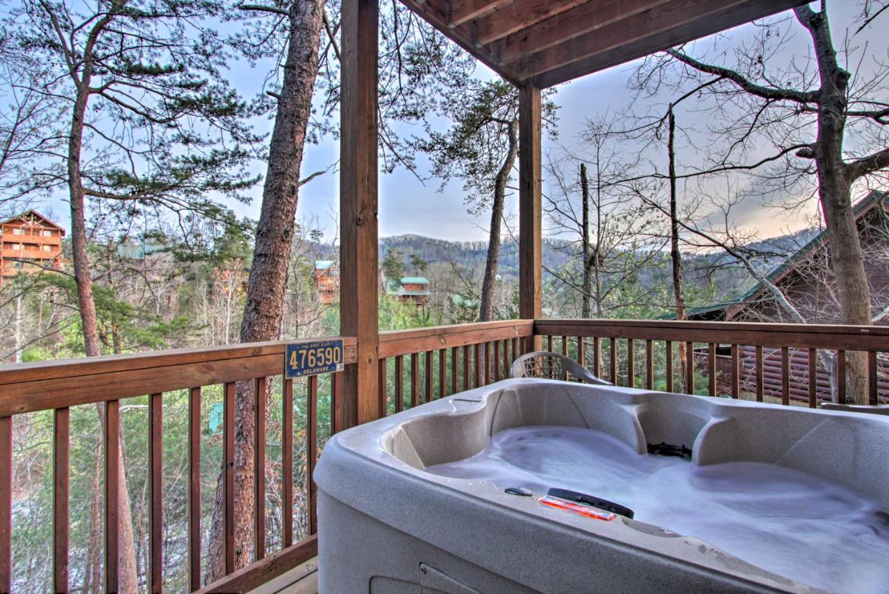 Pigeon Forge Cabin With Hot Tub And Mountain Views! Bagian luar foto