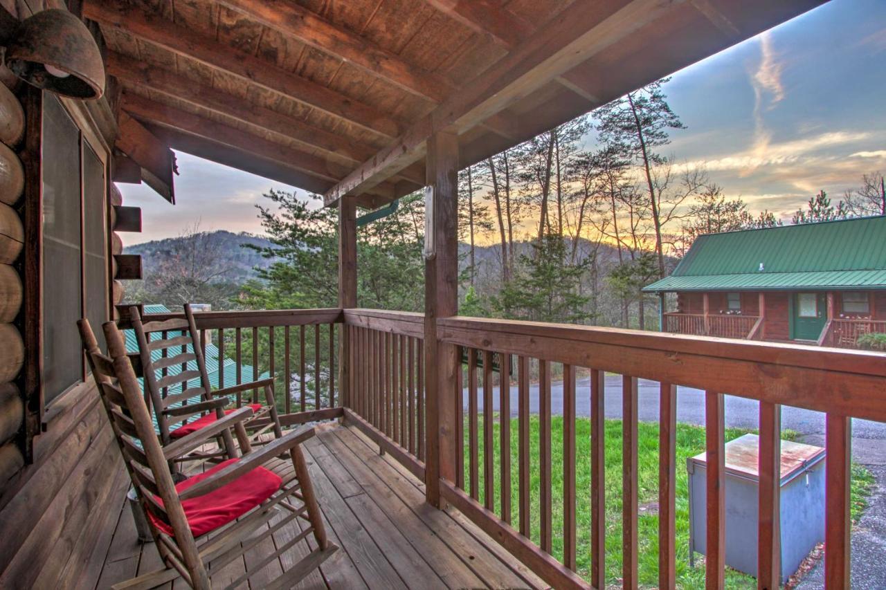 Pigeon Forge Cabin With Hot Tub And Mountain Views! Bagian luar foto
